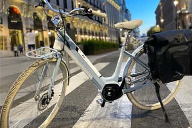 Madrid: Vintage Bike Rental with Tourist Map