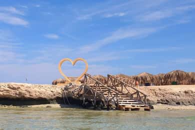 Hurghada: Fuga di un'intera giornata all'isola di Magawish in motoscafo
