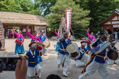 Suwon: Hwaseong Fortress, Folk Village and Starfield Library