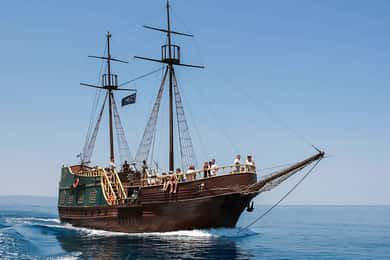 Rethymno: Rejs o zachodzie słońca drewnianą łodzią piracką