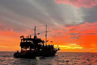 Phi Phi: Barco pirata com snorkeling, caiaque e pôr do sol