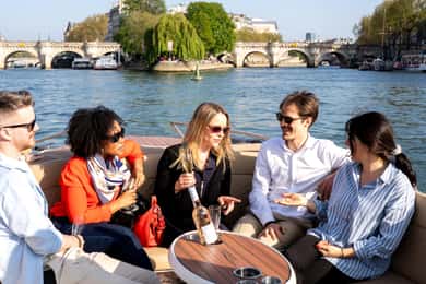 Paris - en privat Privat småbåtskryssning med rosé och macarons