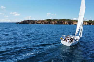 Portimão: Passeio particular de barco à vela com mergulho e vinho