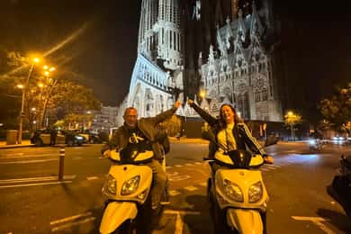 Barcelona podczas nocnej wycieczki skuterem