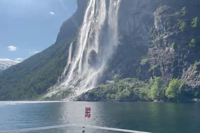 Ålesund-Geiranger-Ålesund Fjord Tour (2 timmar i Geiranger)