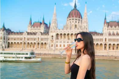 Budapest: Sip and Sail River Cruise with Unlimited Prosecco