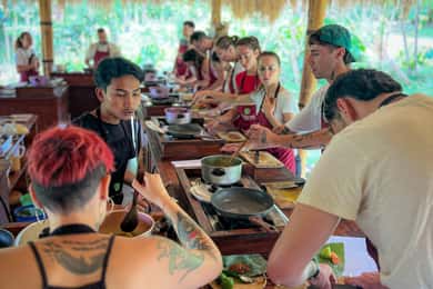 Ubud: Organiczne zbiory na farmie, lekcje gotowania na Bali prowadzone przez Pemulan
