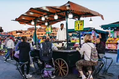 Marrakech: Tour nocturno a pie de la Medina con té marroquí