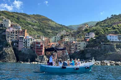 Riomaggiore: Guided Boat Tour around Cinque Terre