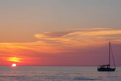Tropea: Aperitivo al tramonto in barca a vela