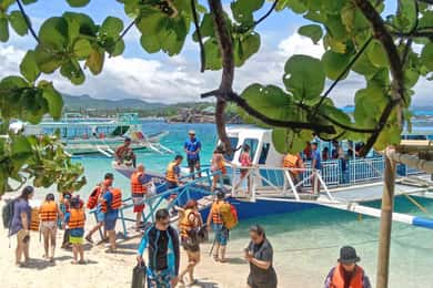 Boracay: Öluffning med Crystal Kayak & dykning med hjälm