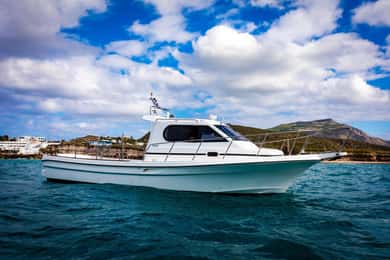 Santorini: Private Motorboat Cruise and Volcano Hike