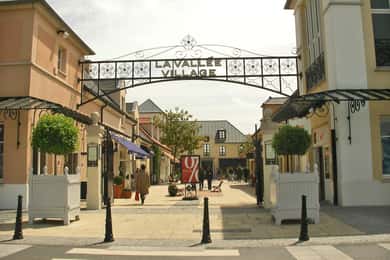 Naar La Vallée Village vanuit Parijs: halve dag retourtransfer