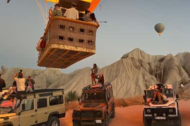 Kapadokya'da peri bacaları arasında jeep safari turu