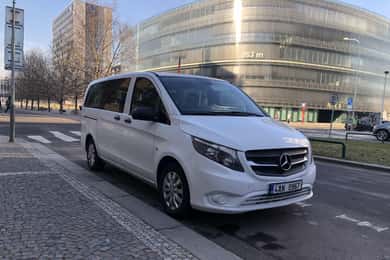 Prag flygplats: Privat transfer till stadens centrum med minivan