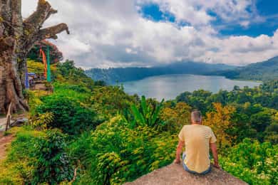 Munduk: Twin Lakes Jungle Hike with Lake Canoe and Waterfall