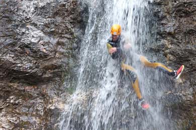Bad Goisern: Canyoningtour für Anfänger & Fortgeschrittene im Salzkammergut