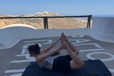 Yoga matinal et randonnée à Santorin, calme et ambiance locale
