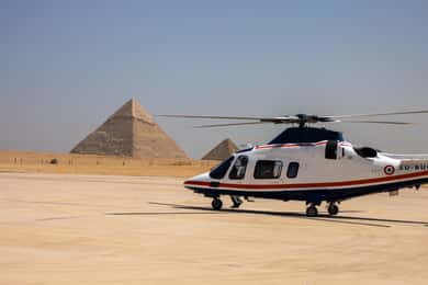 El Cairo: tour privado de la ciudad en helicóptero con aterrizaje en las pirámides