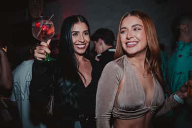 Exklusiv barrunda i San José med drinkar och inträde till klubbar