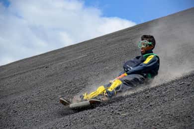 Surf das Feuer: Vulkan-Sandboarding am Cerro Negro in León