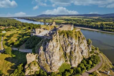 De Bratislava: Castelos, Natureza e Cultura — Tour Guiado de Um Dia