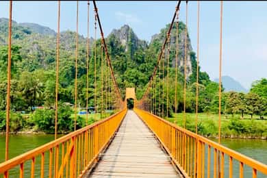 Desde Vientiane: Excursión a Vang Vieng con Kayak en Cuevas y Tirolina