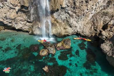Nerja: Passeio de caiaque autoguiado. Cascata de Maro. Barco de apoio para o percurso.