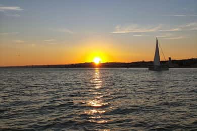 ⛵Bluemotion Lisbon⛵ : Visite privée à la voile au coucher du soleil sur le fleuve Tage.