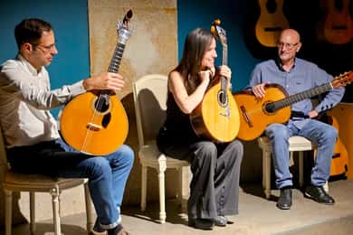 Porto: Espetáculo de Fado Tradicional em São Bento com Vinho do Porto
