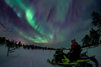 Arktisches Abenteuer: Nordlichtjagd mit Schneemobilen