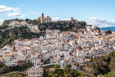 Casares by och traditionell marknad