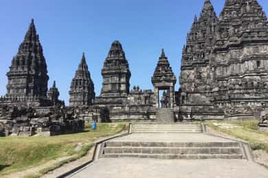 Yogyakarta: Borobudur sunset(guarantee climb up) & Prambanan