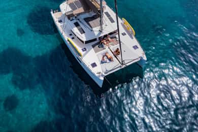 Croisière de 5 heures en catamaran sur la Riviera athénienne avec déjeuner et boissons