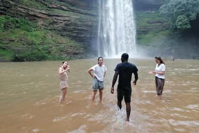 Accra: Aburi Botanical Gardens and Waterfalls Private Tour