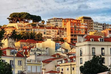 Lisbon: Tuk-Tuk Tour Historical Alfama old town private tour