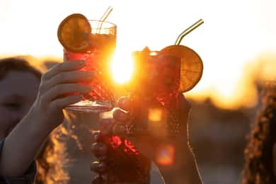 Festa de cruzeiro ao pôr do sol com DJ