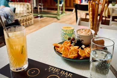 Colónia: Degustação de gin no The Bär com cocktail de boas-vindas