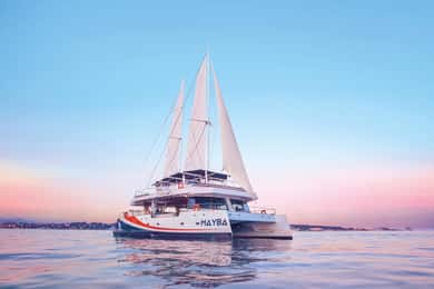 Marina Baie des Anges: Zonsondergang op zee op een Maxi Catamaran