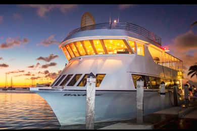 100ft 200 passagerare 3 våningar megayacht med öppen bar på Bayside