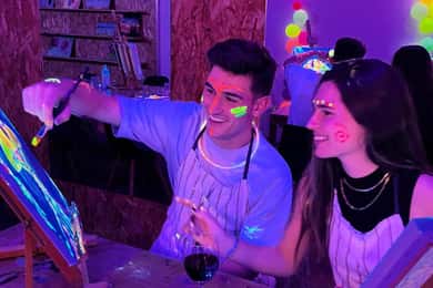 Valencia: Wine Gogh Glow Academy Paint and Sip Classes