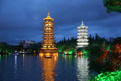 Guilin : Croisière nocturne sur les deux rivières et les quatre lacs avec lumières