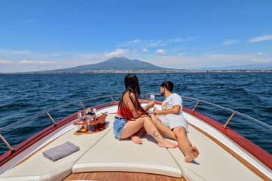 Da Positano: Tour di un giorno a Capri in barca con aperitivo