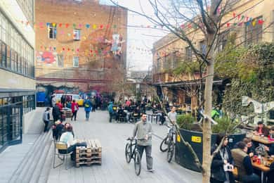 Tbilisi: Street Art & Dezerter Bazaar Tour w/ Tastings