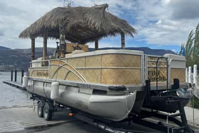 Kelowna: Tiki Party Yacht Rental