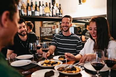 Wycieczka z przewodnikiem po tapas barach i winiarniach z widokiem z dachu