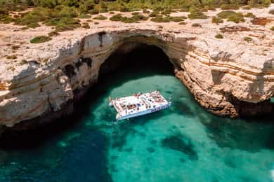 Albufeira: Catamaran Cruise met BBQ & Open Bar op het Strand