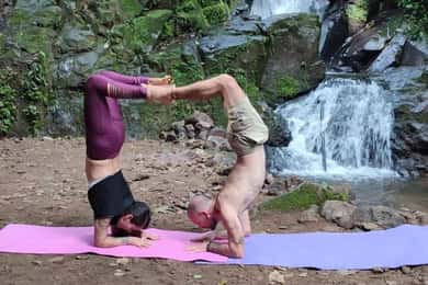 La Fortuna: Djungelyoga med vandringsleder vid vattenfall och lunch