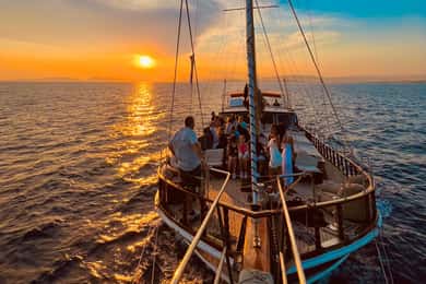 Athens: 3-Hour Sunset Cruise with Swim Stop, Snacks & Drinks