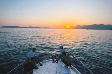 Yacht di lusso: Tour panoramico al tramonto con visita alla Grotta Azzurra e vino